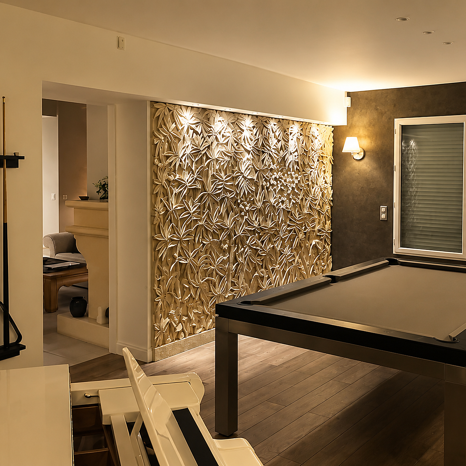 Salle avec mur sculpté en pierre de Bali